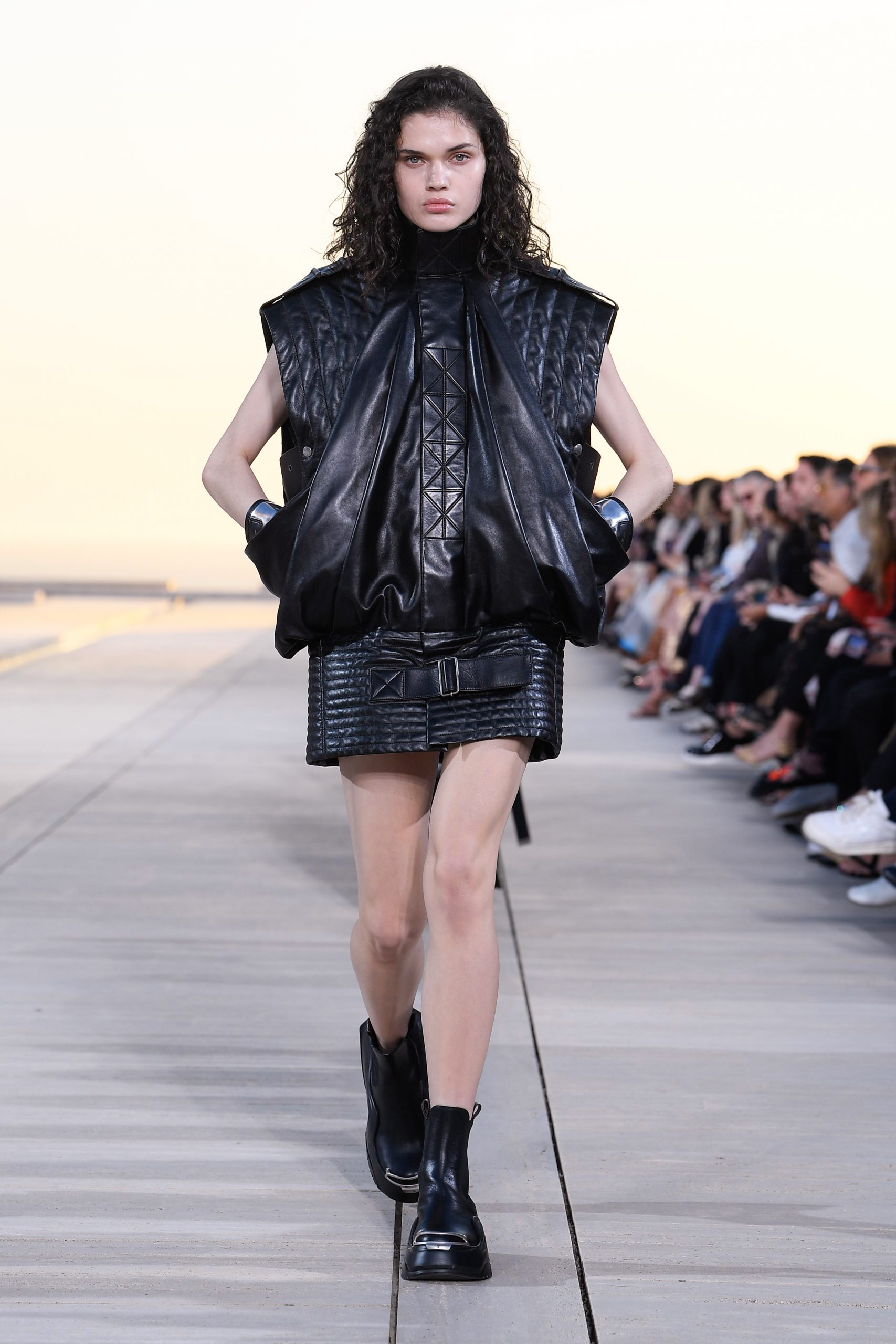 Louis Vuitton Cruise 2023: Dewi Pemberani Ciptaan Nicolas Ghesquière : The  Editors Club